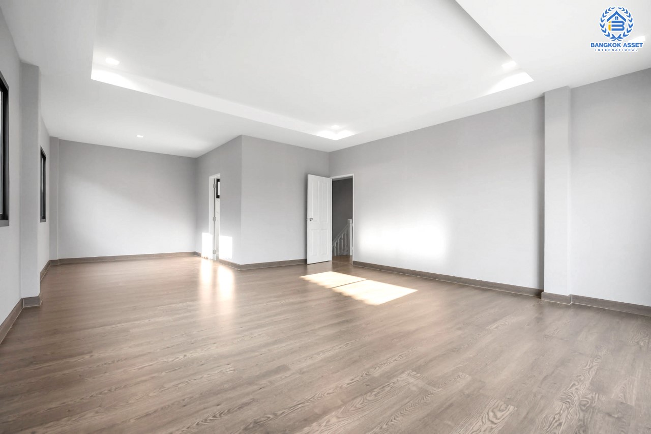 บ้านมือสองตกแต่งใหม่ แบรนด์ LH หลังมุม ดีไซน์สุดหรูหรา เนื้อที่ 121 ตร.ว. ม.ลดาวัลย์ ปิ่นเกล้า-บรมราชชนนี ฟังก์ชันจัดเต็ม 3 ห้องนอน 1 ห้องอเนกประสงค์ชั้นล่าง 3 ห้องน้ำ จอดรถได้ถึง 4 คัน บนพื้นที่ใช้สอยถึง 330 ตร.ม. ทำเลศักยภาพเชื่อมต่อหลายเส้นทาง ใกล้ ม.มหิดล และเซ็นทรัลศาลายา